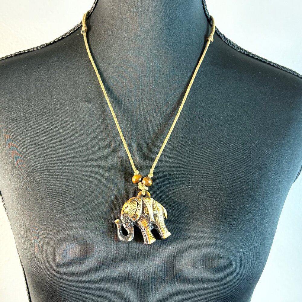 Wooden carved elephant necklace - Picture 2 of 3